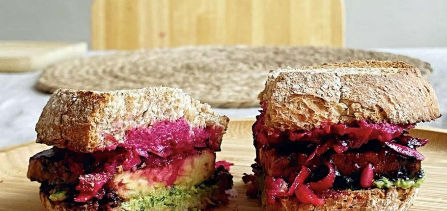 sandwich met seizoensgroenten van de herfst