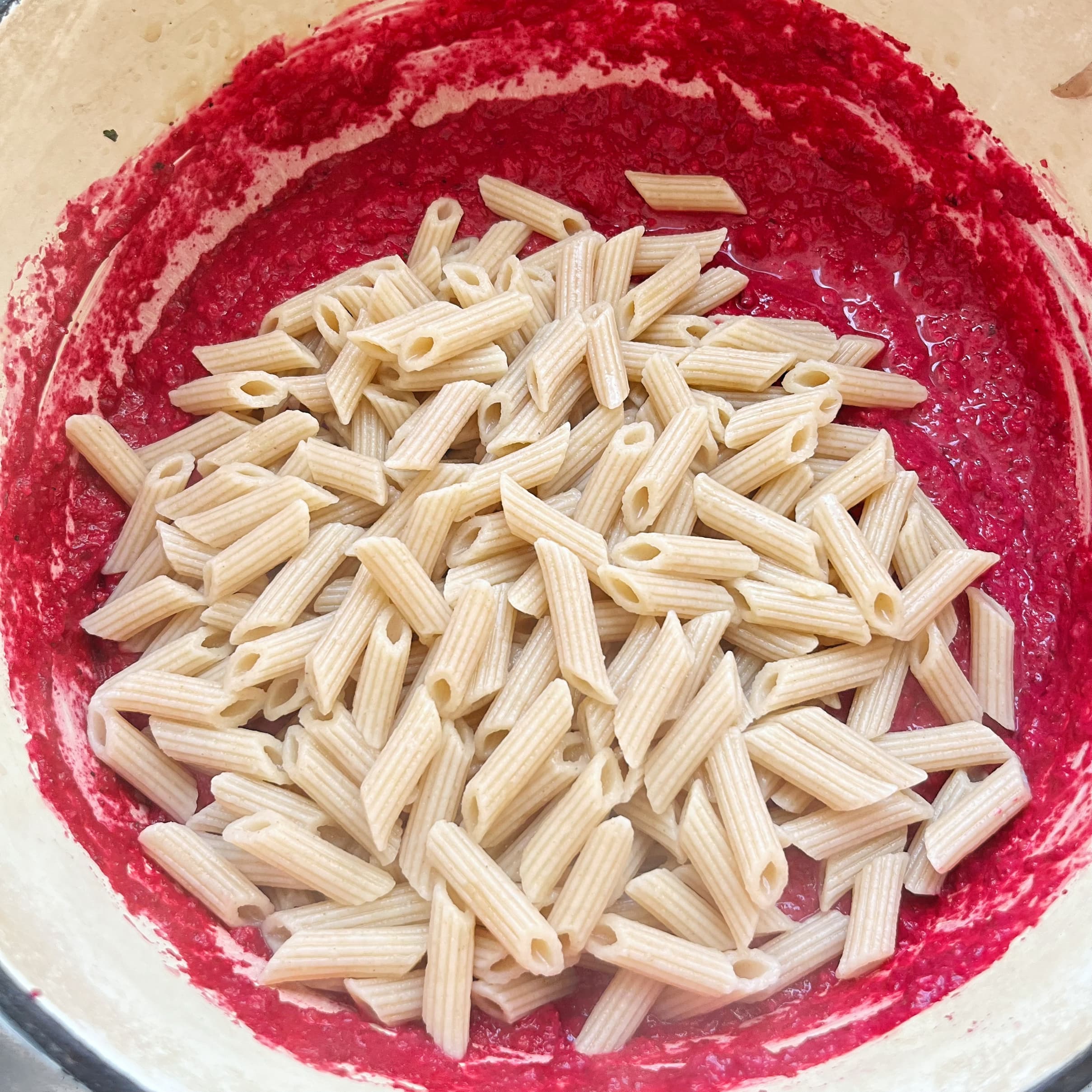roze vegan pasta saus