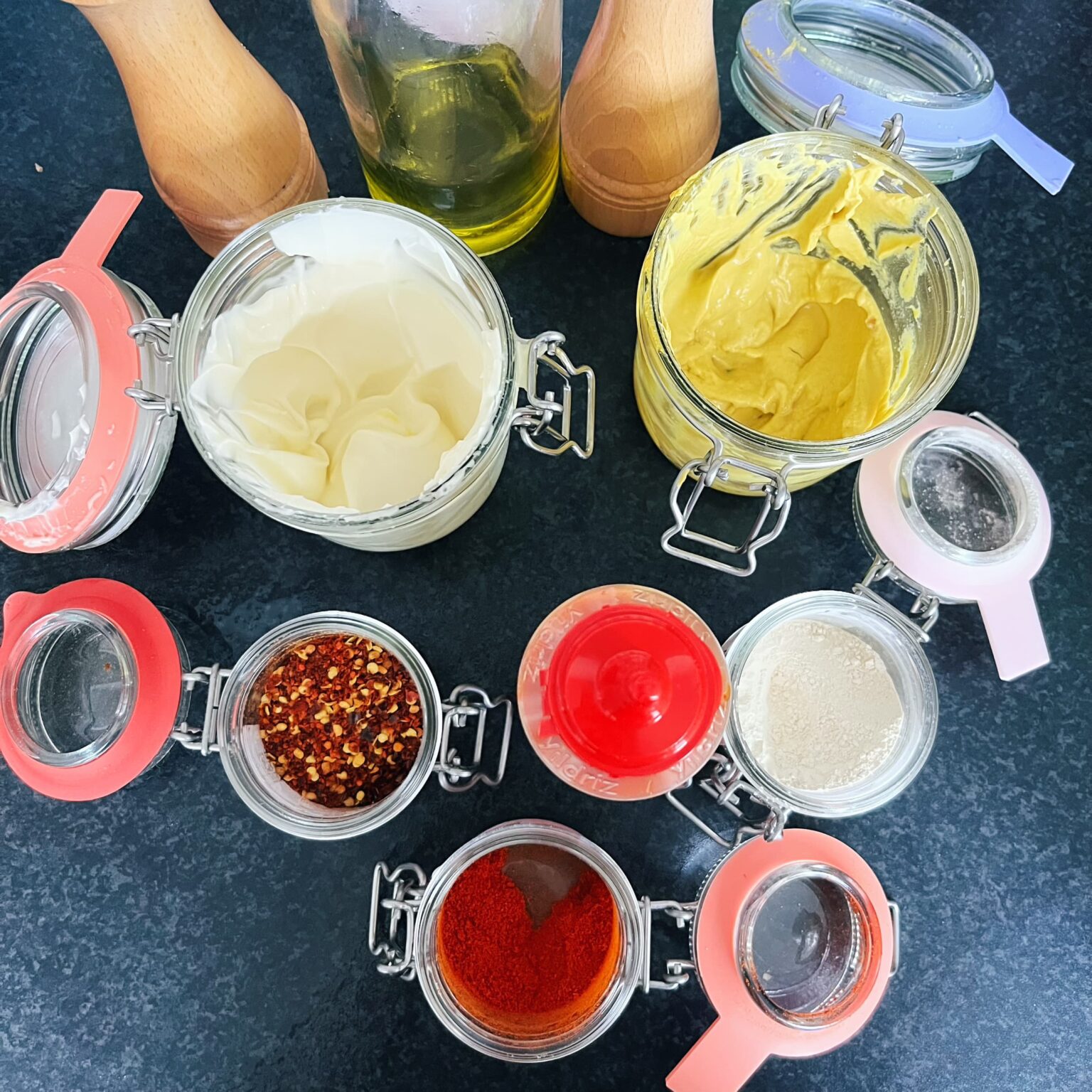 Veganistische sriracha mayonaise zelf maken