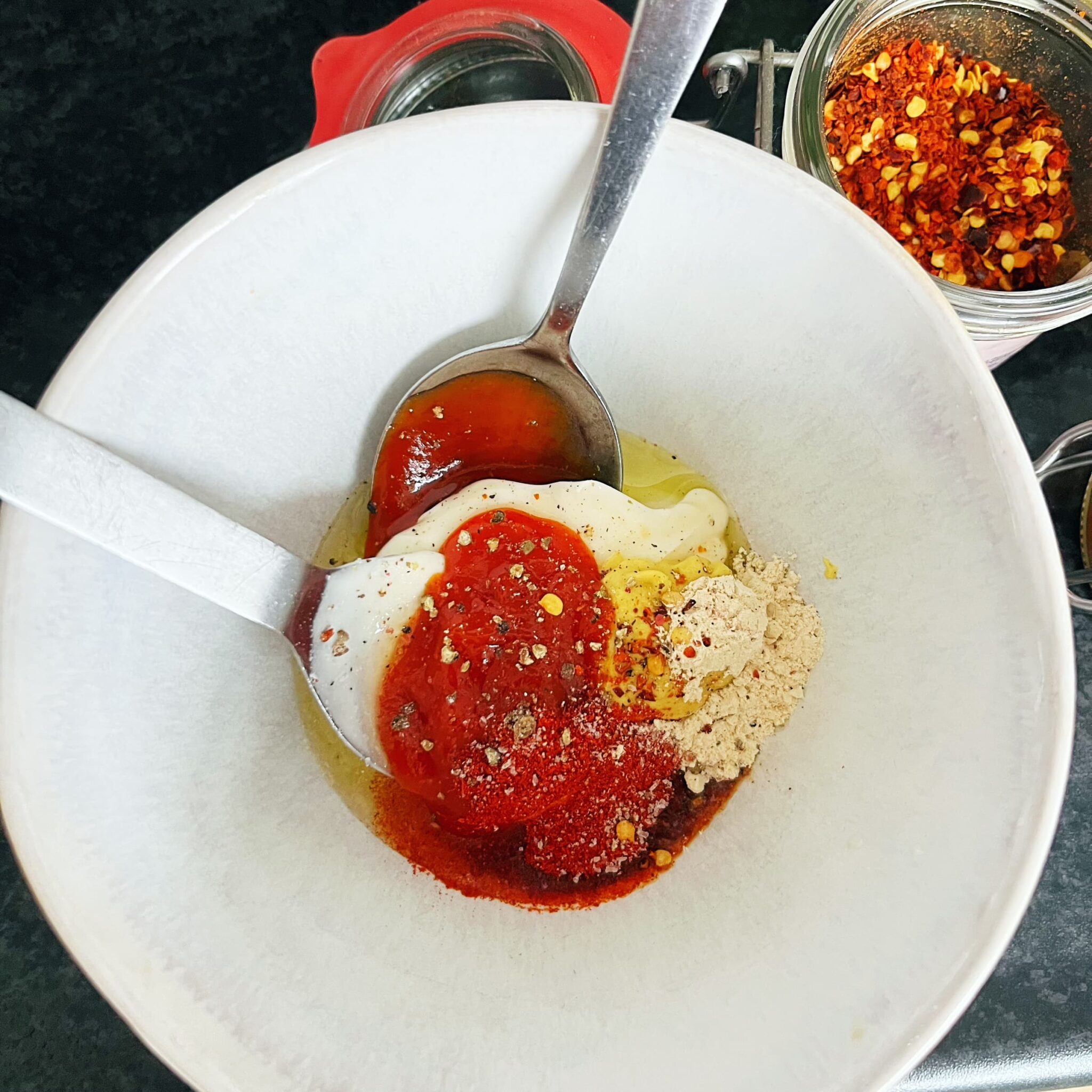 Veganistische sriracha mayonaise zelf maken