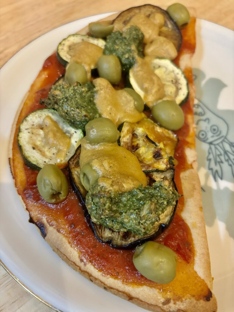 Pizza met vegan kaas