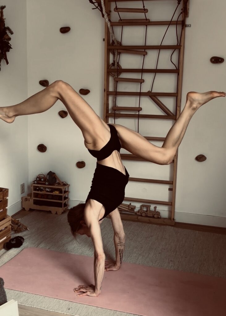 De groene mama handstand