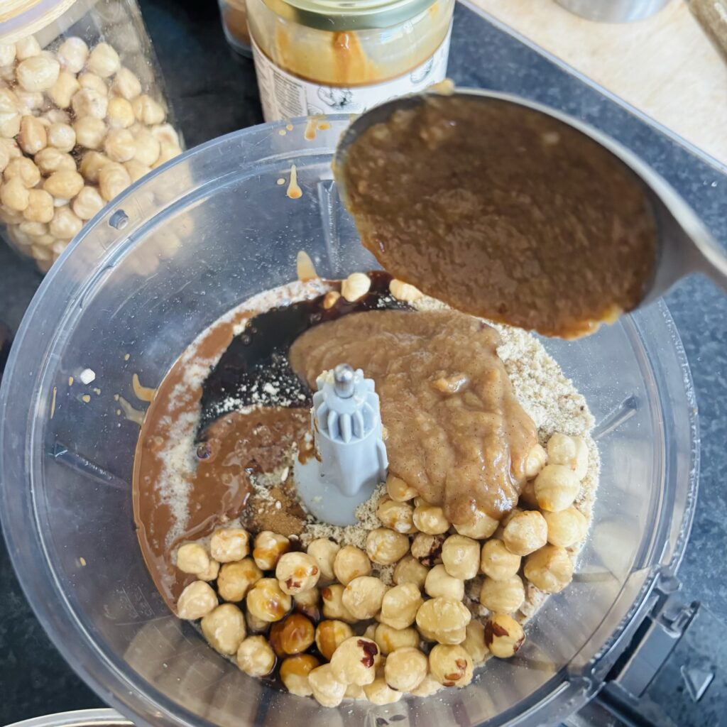 Vegan karamel hazelnoot repen